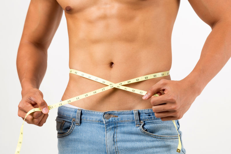 测量腰部的帅哥