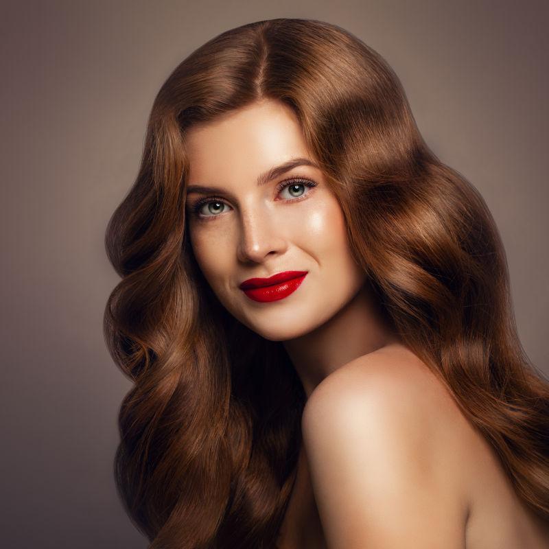 时髦的红色长发的模特美女