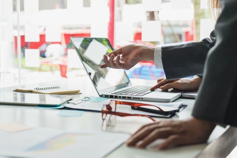 笔记本电脑前的商务男