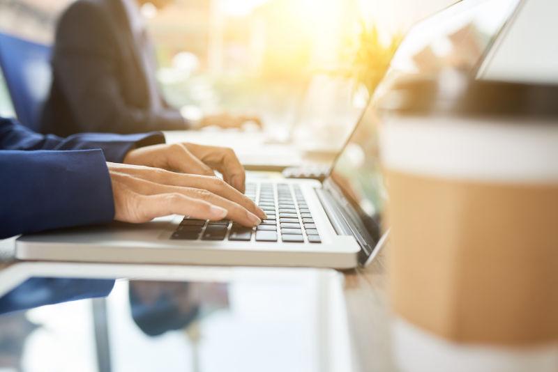 夕阳下在使用笔记本的男人