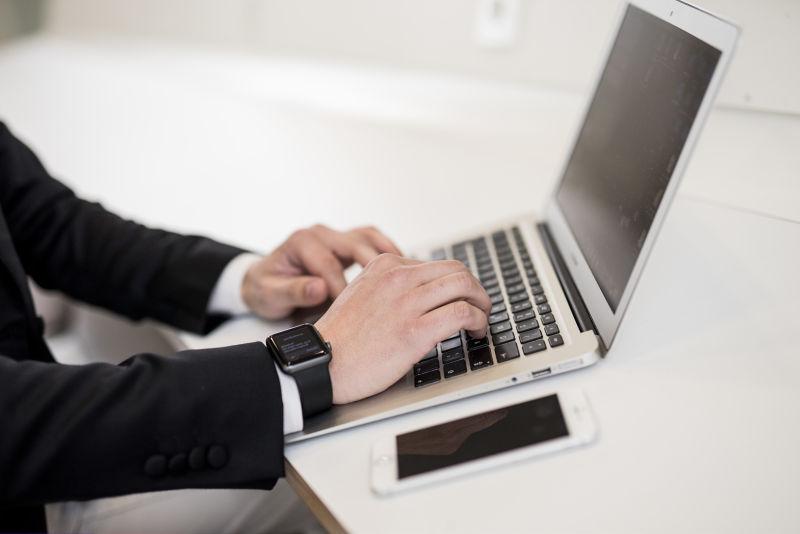 在使用商务笔记本的男人