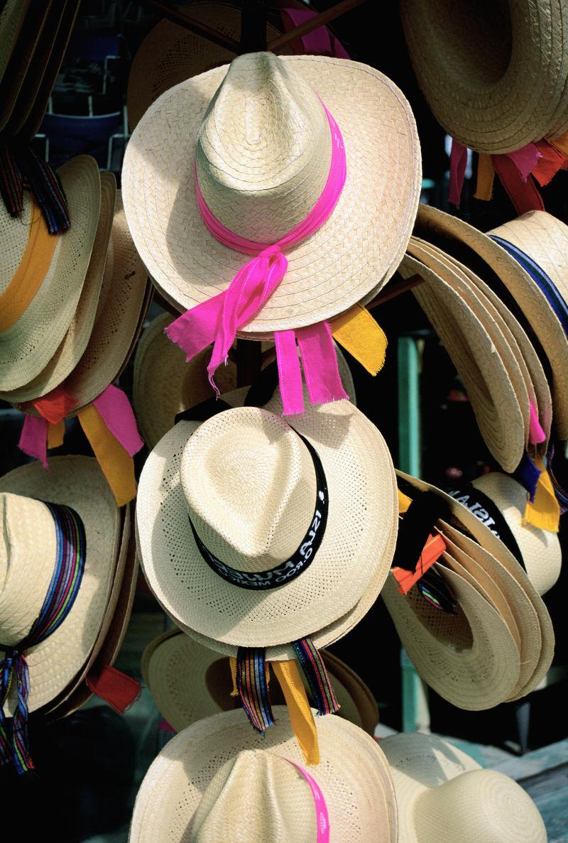 墨西哥市场上的五颜六色的宽边帽