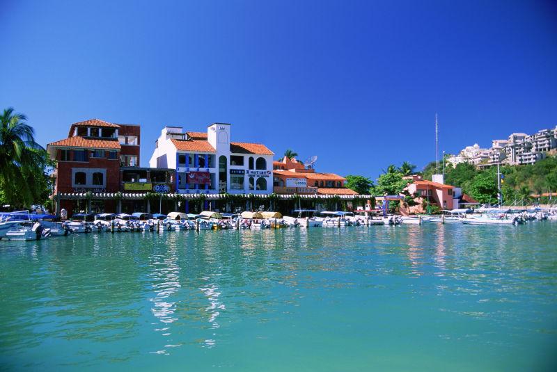 西班牙的游艇在码头