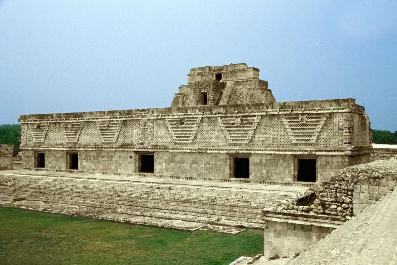 墨西哥蓝色天空下的乌斯马尔玛雅寺