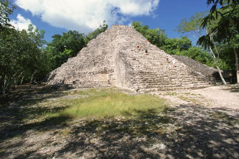 游客攀登石寺在墨西哥科巴