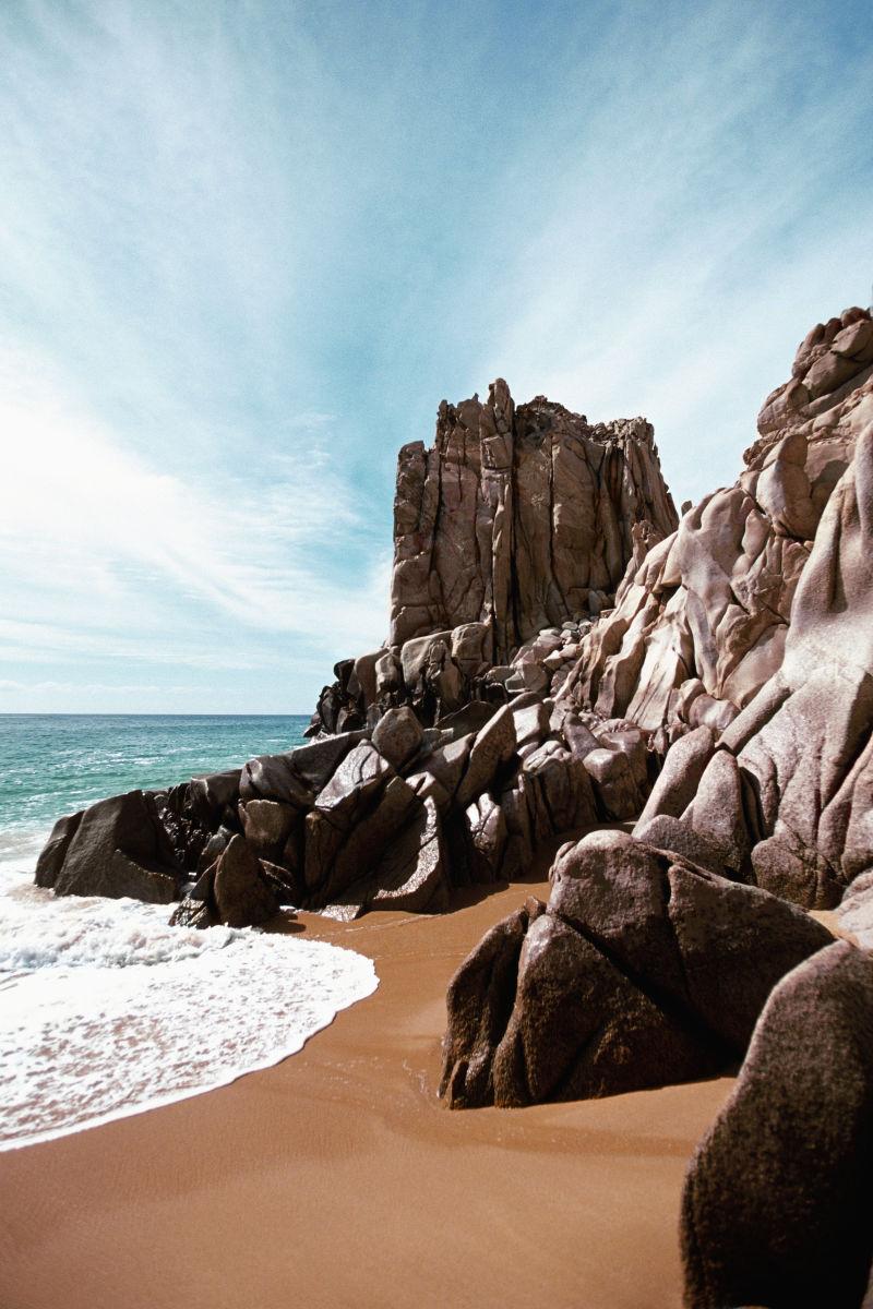 阳光灿烂的天空背景下的沙滩和地中海表面