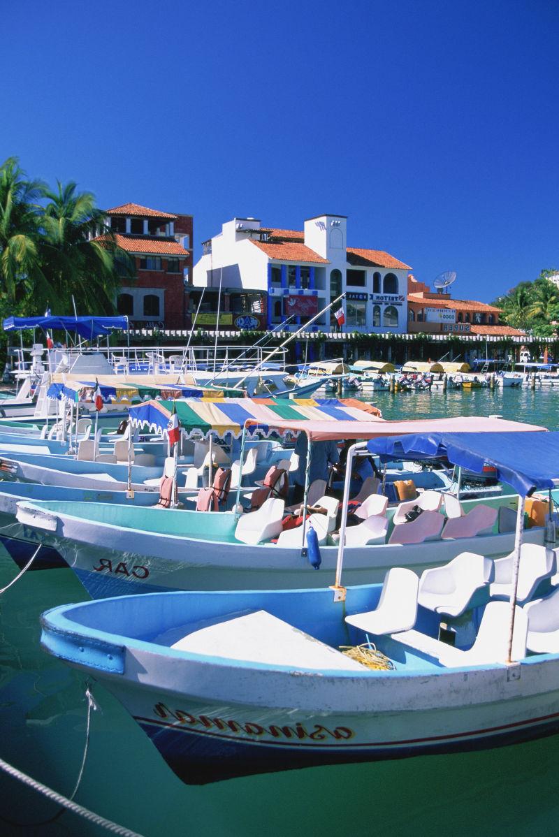 帆船和渔船在波尔图迪巴多利诺港在加尔达湖