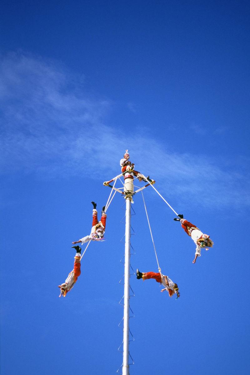 在蔚蓝的天空下的传单之舞