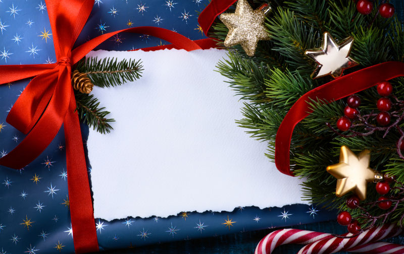 圣诞树装饰下的圣诞礼物