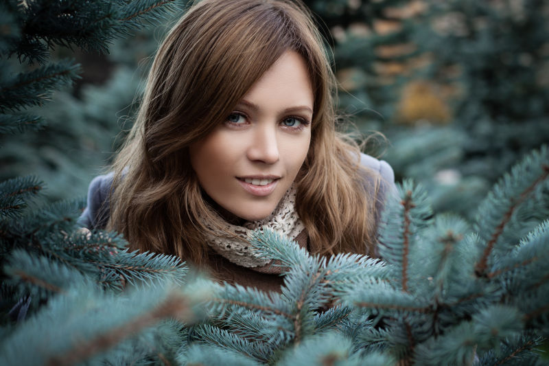 森林里的可爱女人