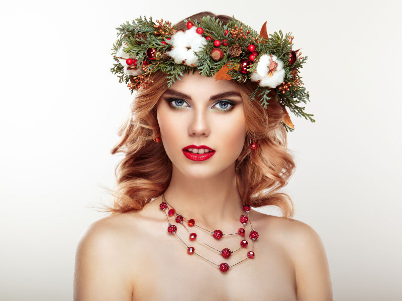 戴着花环的画着浓妆的美女