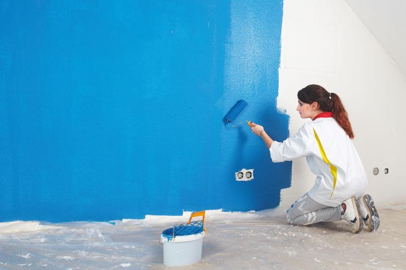 给白色墙面刷蓝油漆