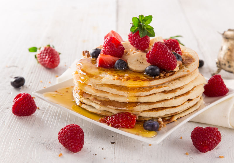 浇上蜂蜜的煎饼甜点