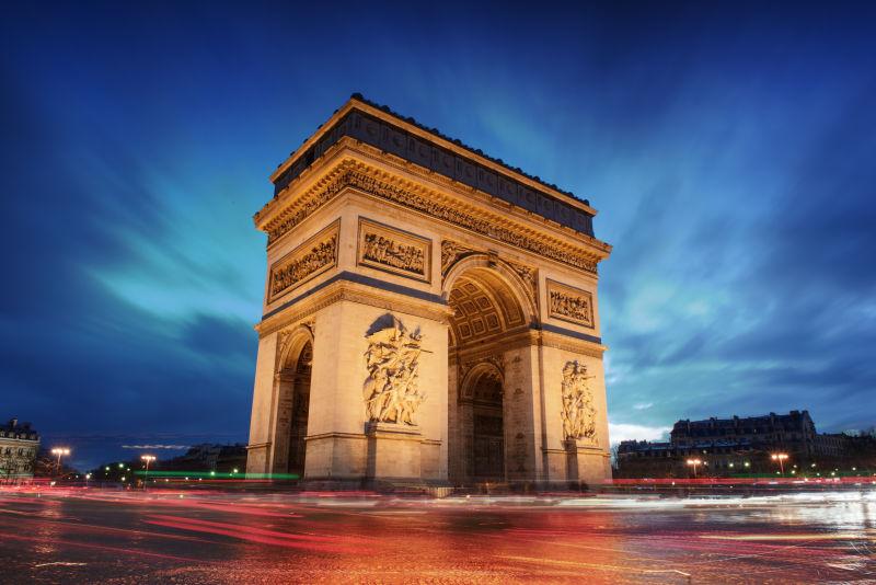 日落时分的巴黎凯旋门