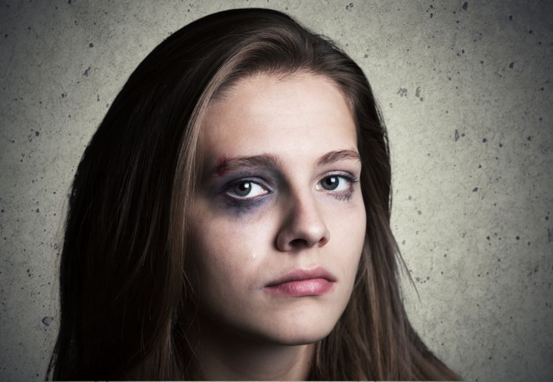 难过的女孩被虐待