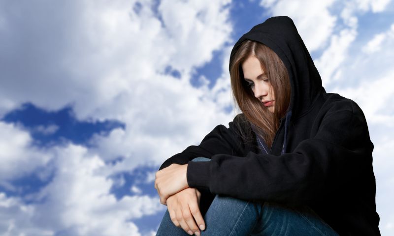 天空下受伤难过的女孩