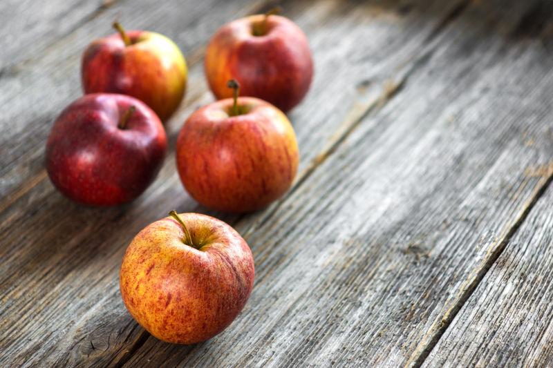 桌子上的五个苹果