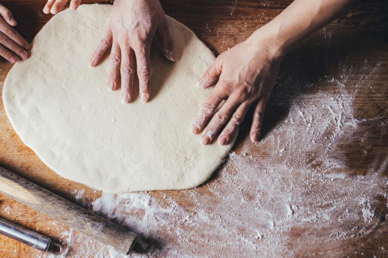 女人手在桌上揉面团