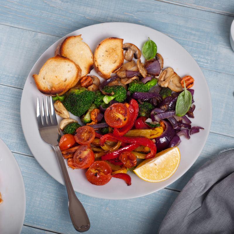 木桌上的鸡扒蔬菜