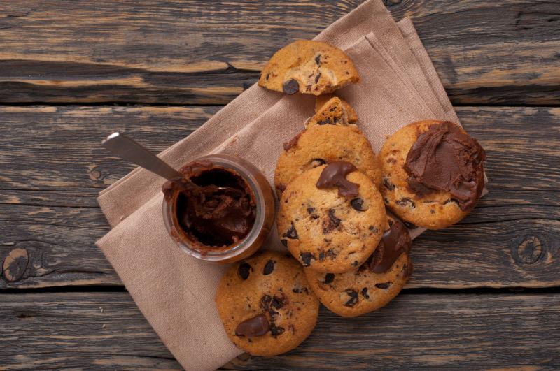 木制背景上的自制巧克力饼干