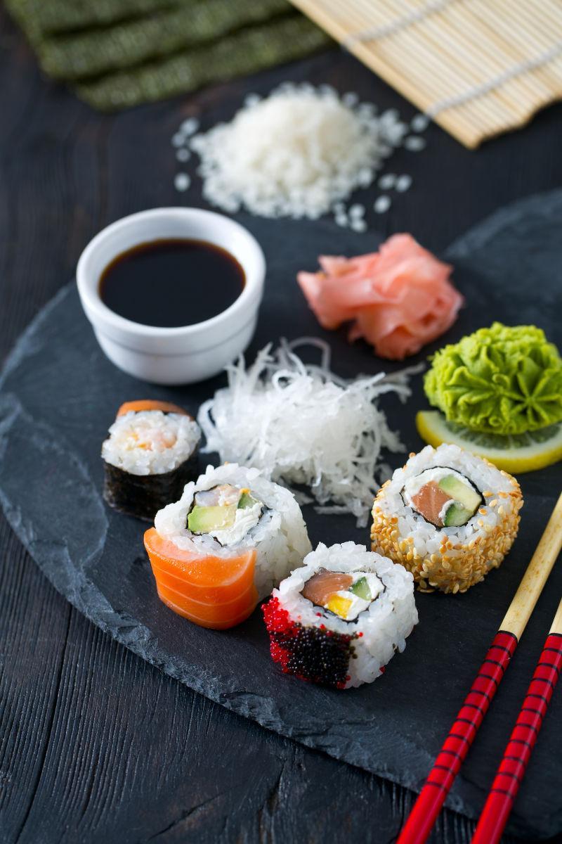 桌上的美味寿司和佐料