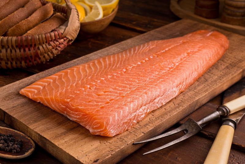 雪松木板上的美味鲑鱼鱼片