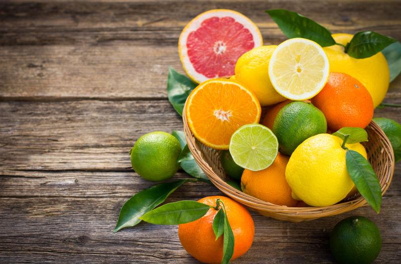 木桌篮子里的不同种类的水果