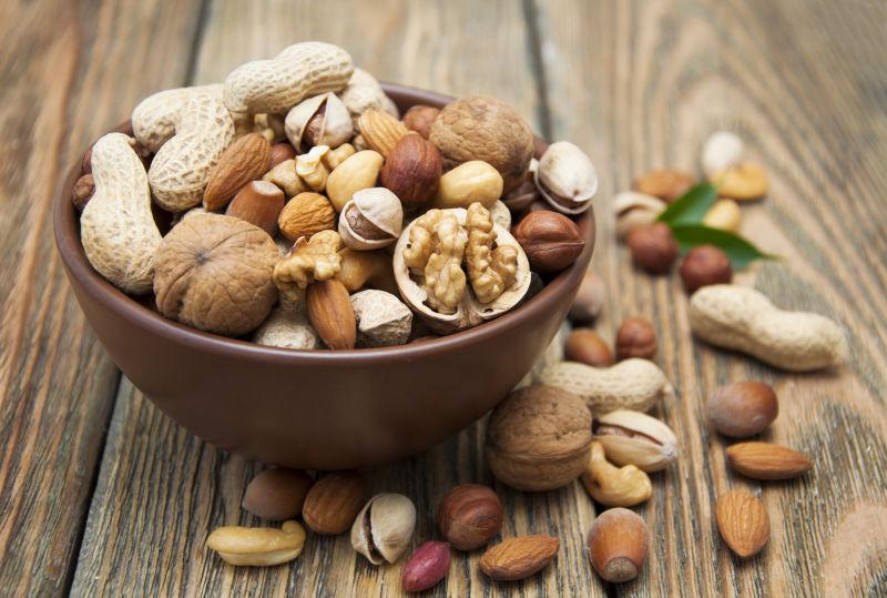 木制碗中的混合坚果
