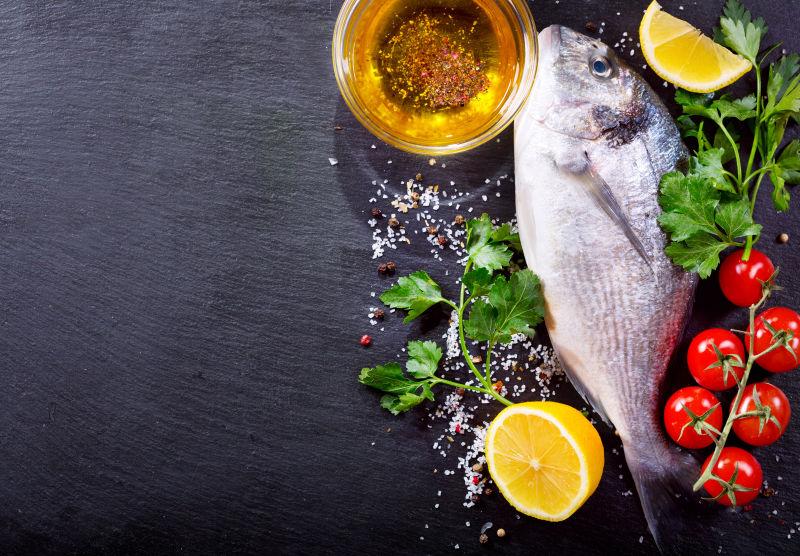 新鲜的蔬菜和剑鱼