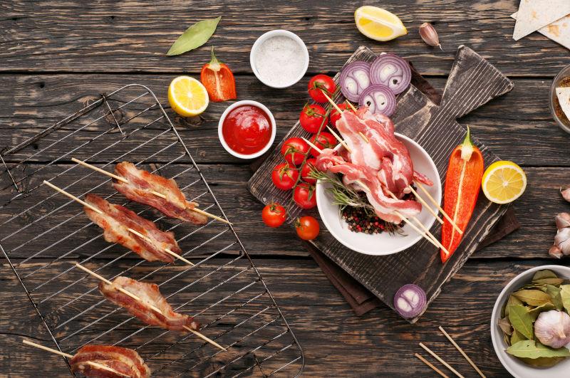 木桌上的准备好烤的培根和蔬菜