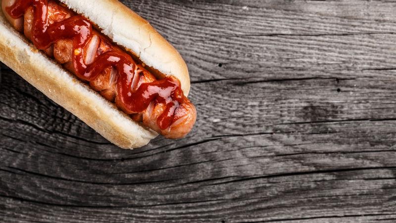 木板上的烤肉热狗