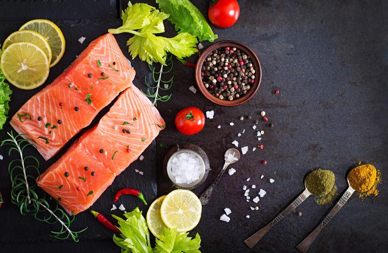 生鲑鱼鱼片和烹饪原料
