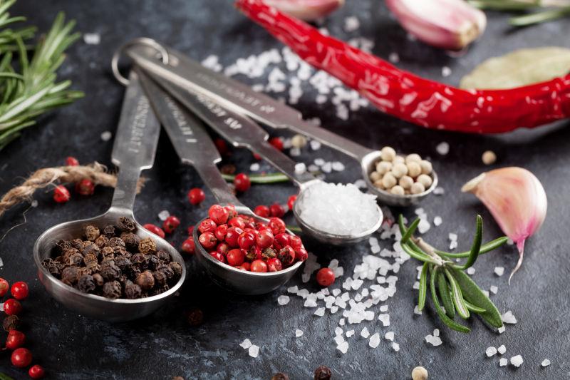 黑石背景中的草药和香料