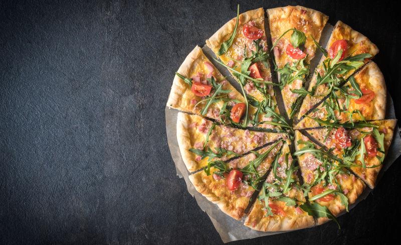 黑色背景中的素食比萨