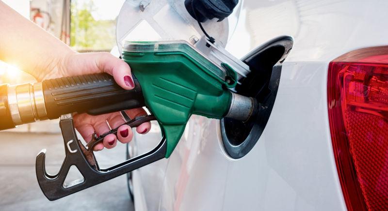 正在用加油枪给汽车加油的男人