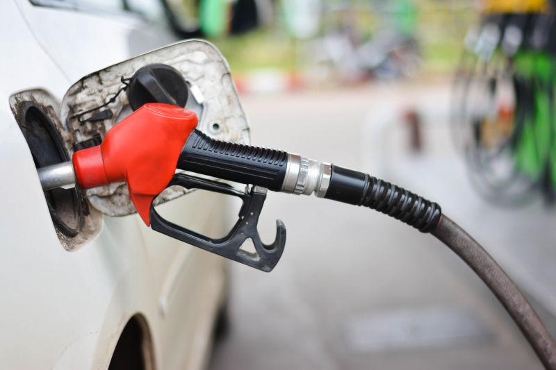 汽车油箱口的红色加油枪