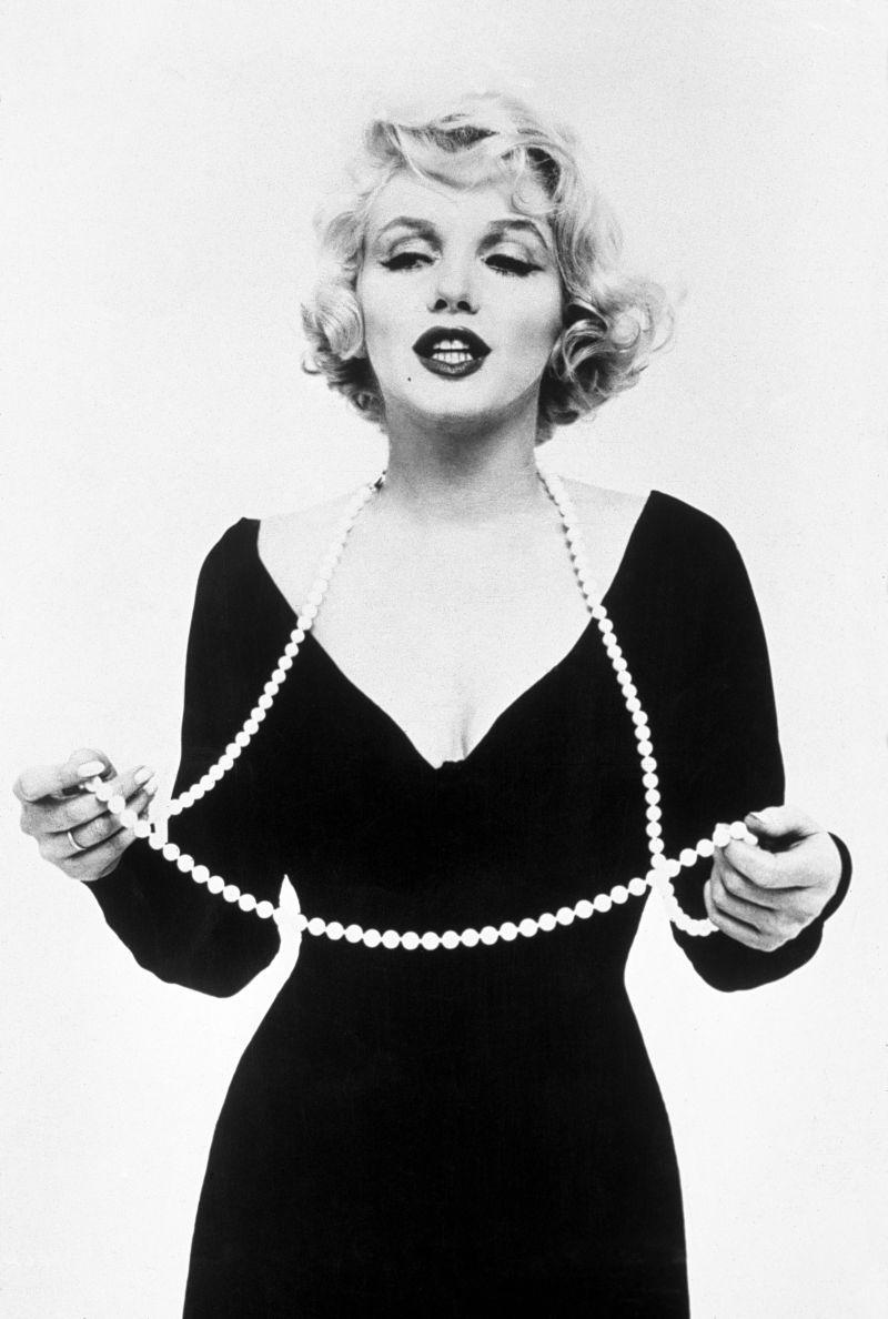 带着珍珠项链的美女