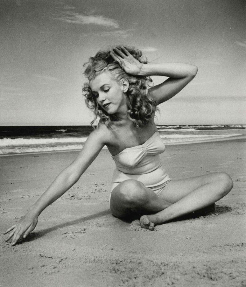 沙滩上的女子日光浴