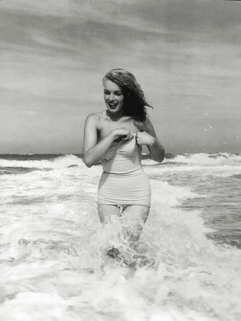 性感黄色泳衣站在白色泡沫中的漂亮女孩