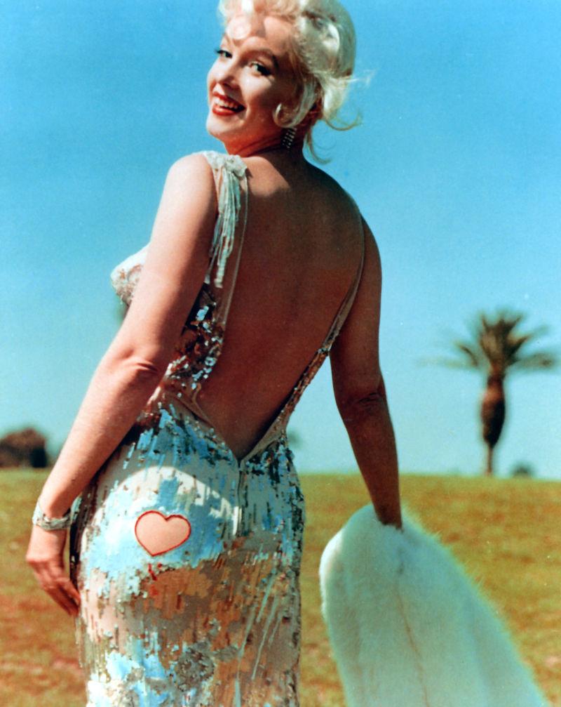 草原上的金发美女