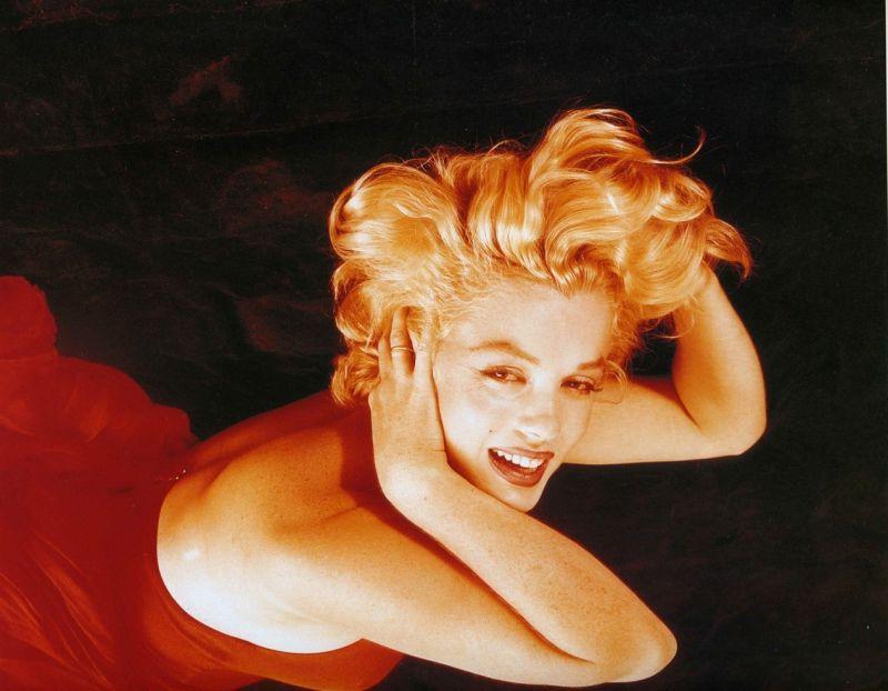 黑色背景下的金发女郎