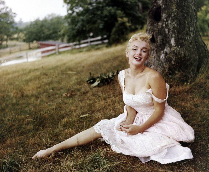 美女在户外享受大自然