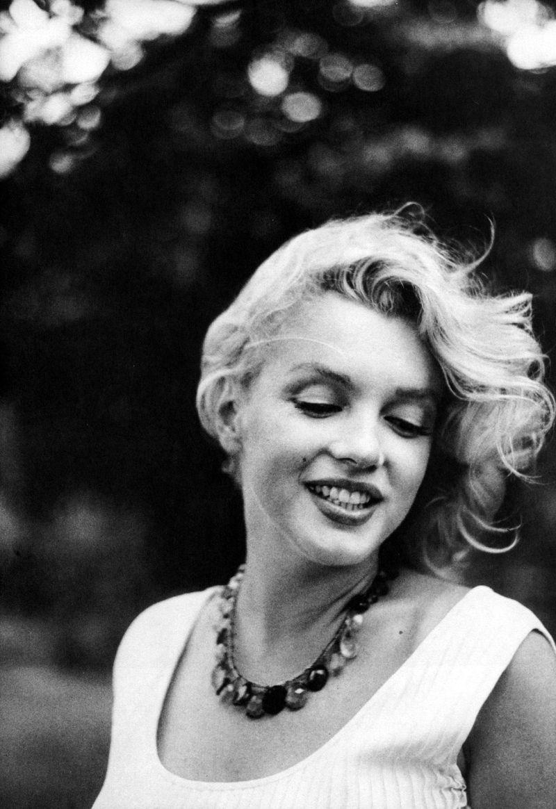 妆容的女孩穿着绿色晚礼服