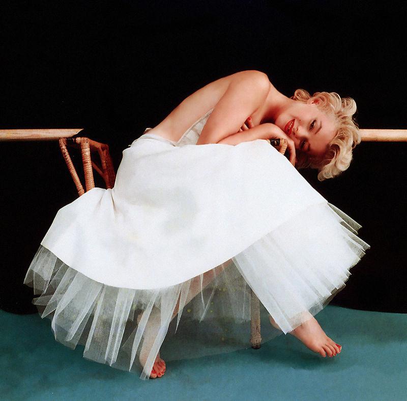 穿着白色礼服的美女嘴坐在椅子上