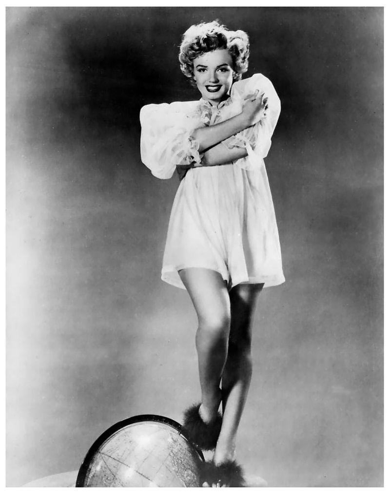 正在跳舞的白裙子美女