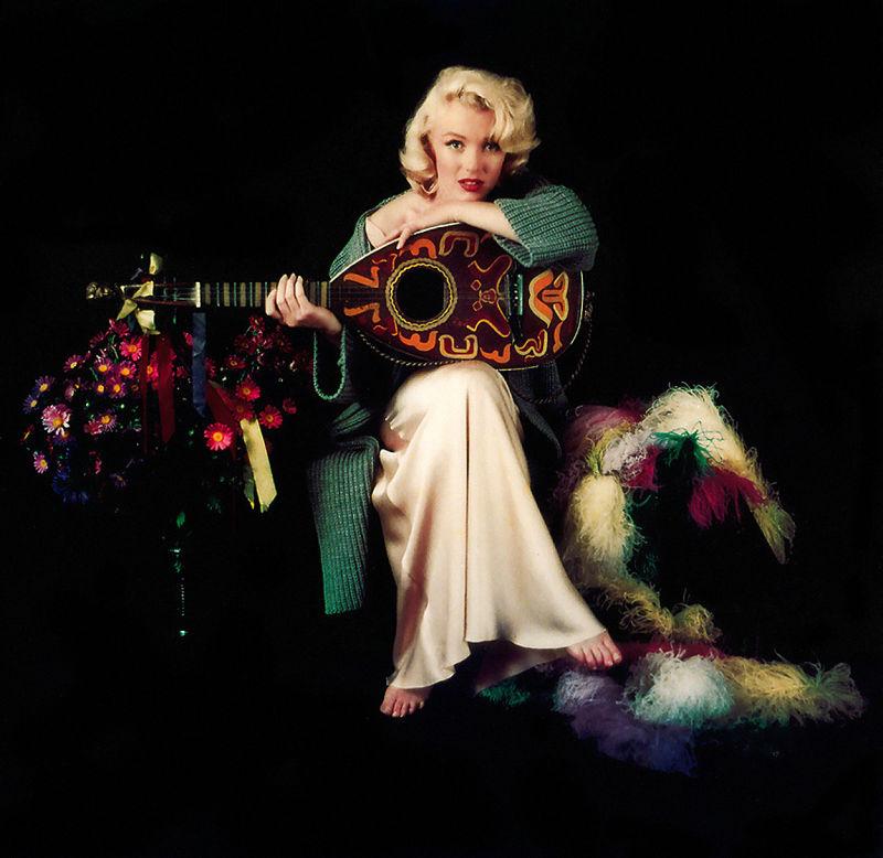 坐着弹吉他的美女