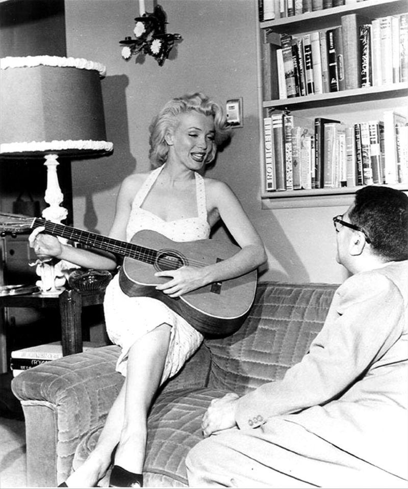 一遍弹吉一遍交流的美女