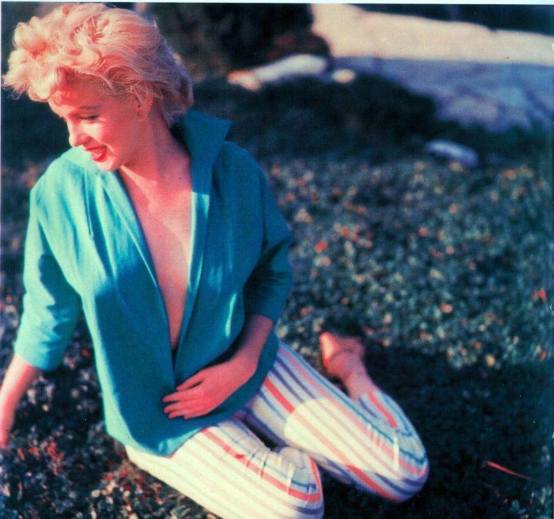 坐在沙滩上的金发美女