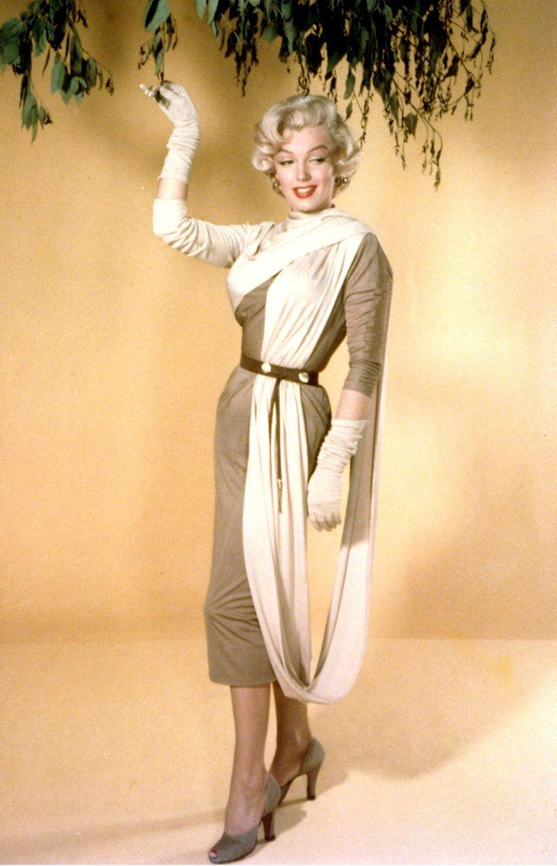 摄影棚里的金发美女