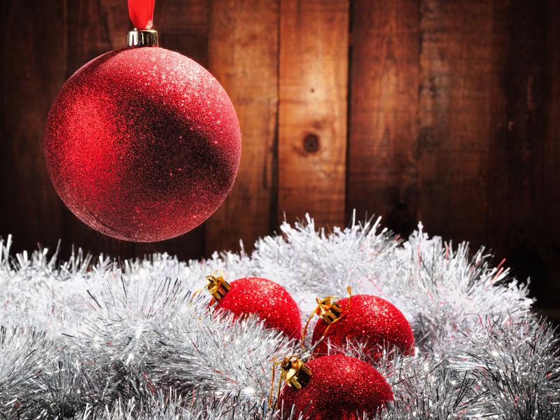 木制背景下的精美圣诞装饰品